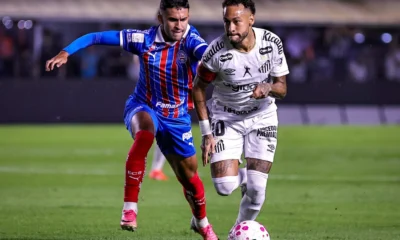 Neymar, do Santos, disputa a bola com Rodrigo Nestor, do Bahia, pelo Brasileirão