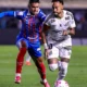 Neymar, do Santos, disputa a bola com Rodrigo Nestor, do Bahia, pelo Brasileirão