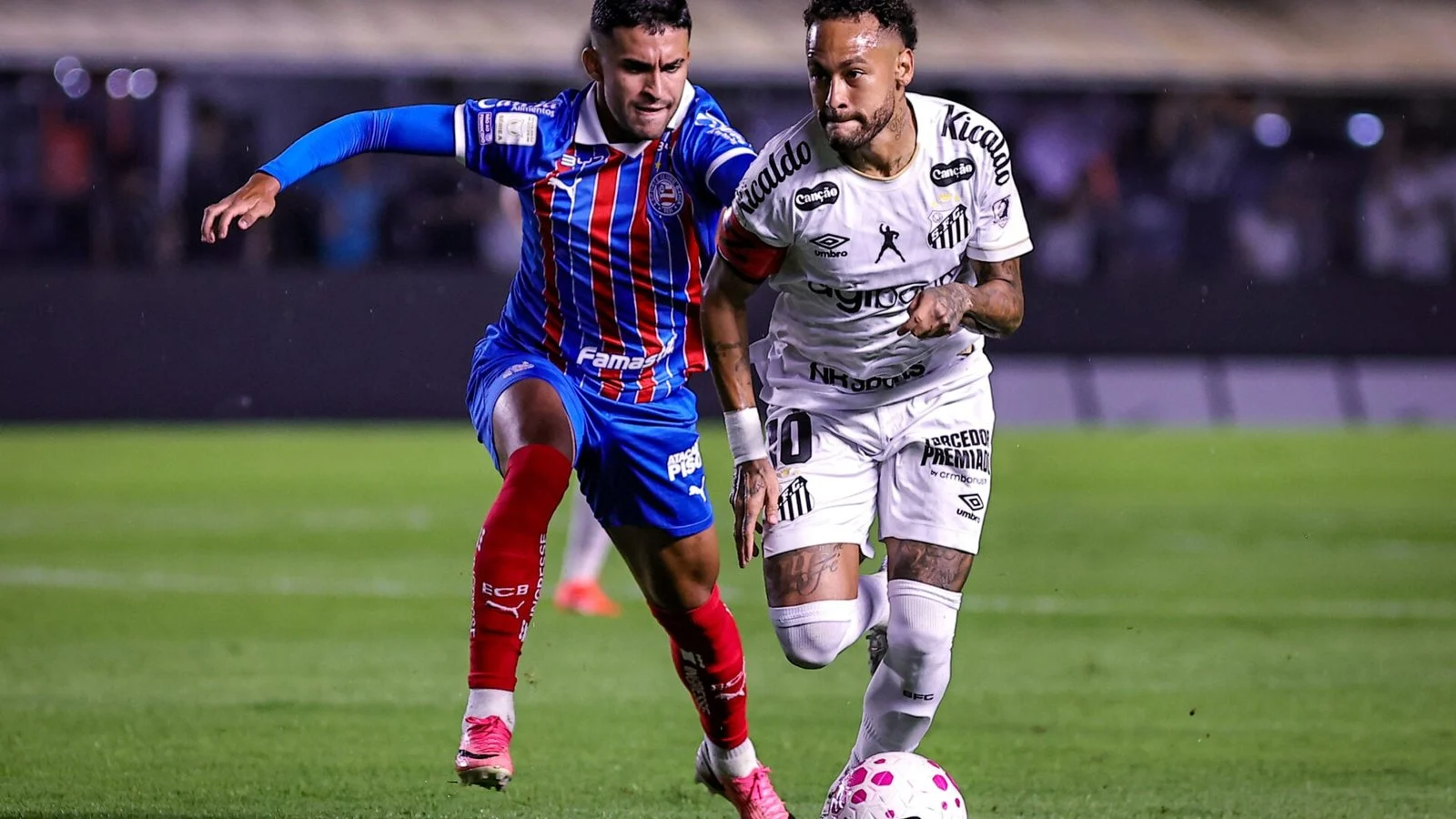 Neymar, do Santos, disputa a bola com Rodrigo Nestor, do Bahia, pelo Brasileirão