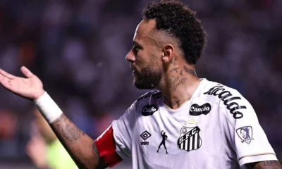 Neymar, com a camisa do Santos, gesticula durante o jogo contra o Bahia na Vila Belmiro