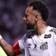 Neymar, com a camisa do Santos, gesticula durante o jogo contra o Bahia na Vila Belmiro