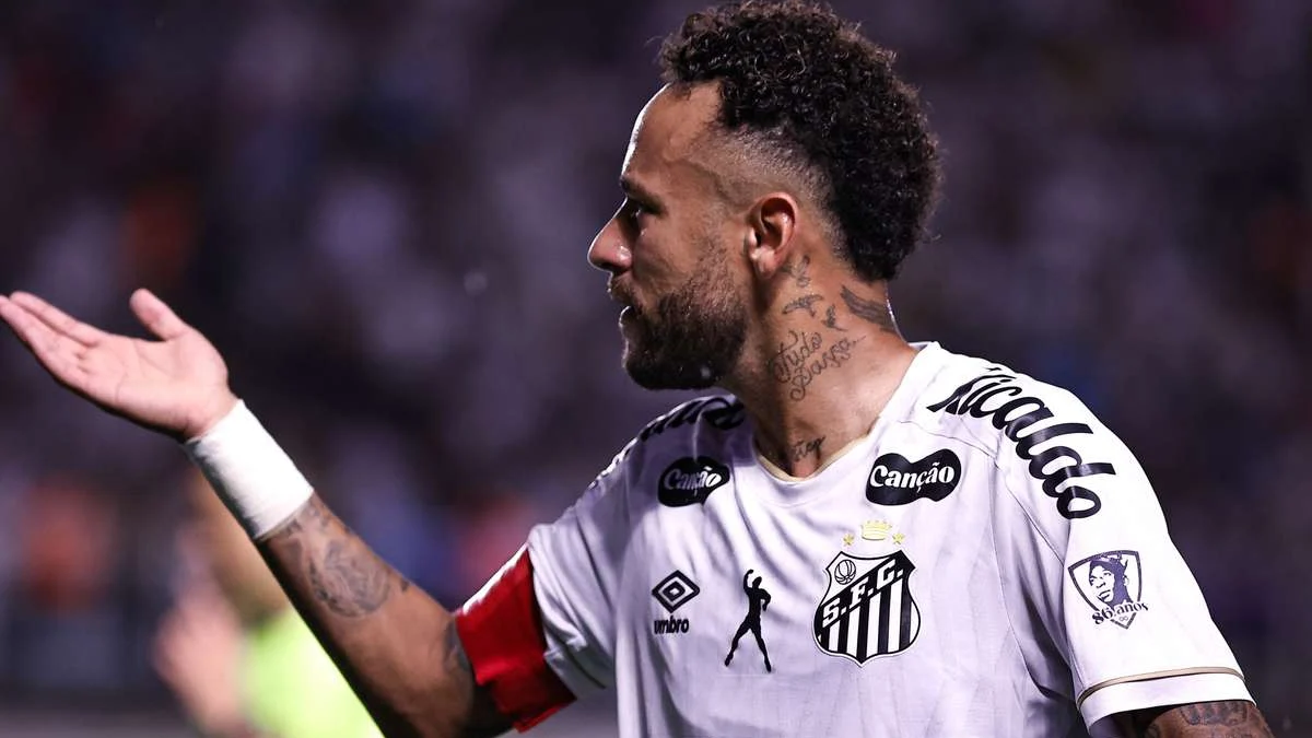 Neymar, com a camisa do Santos, gesticula durante o jogo contra o Bahia na Vila Belmiro