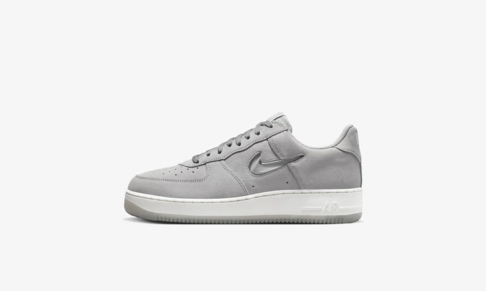 Tênis Nike Air Force 1 Colour of the Month em camurça cinza
