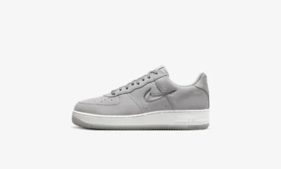 Tênis Nike Air Force 1 Colour of the Month em camurça cinza
