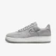 Tênis Nike Air Force 1 Colour of the Month em camurça cinza