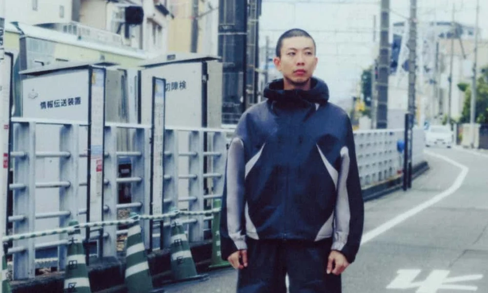 Modelo veste a jaqueta Nike Tech SF3 em rua de Tóquio