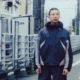 Modelo veste a jaqueta Nike Tech SF3 em rua de Tóquio