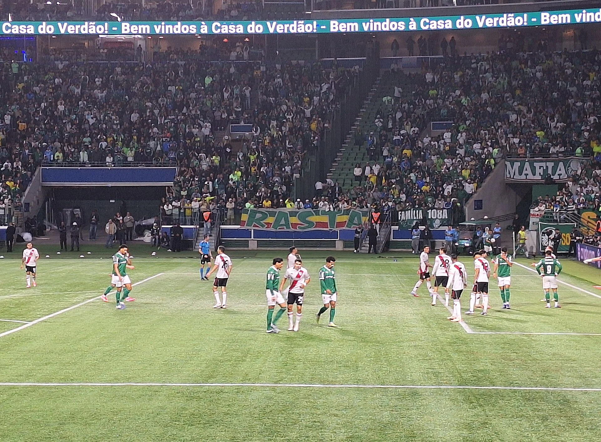 Jogo do Palmeiras contra o River Plate visto da arquibancada