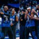 LeBron James, Tyrese Maxey, VJ Edgecombe e Jaylen Brown com o Philadelphia 76ers