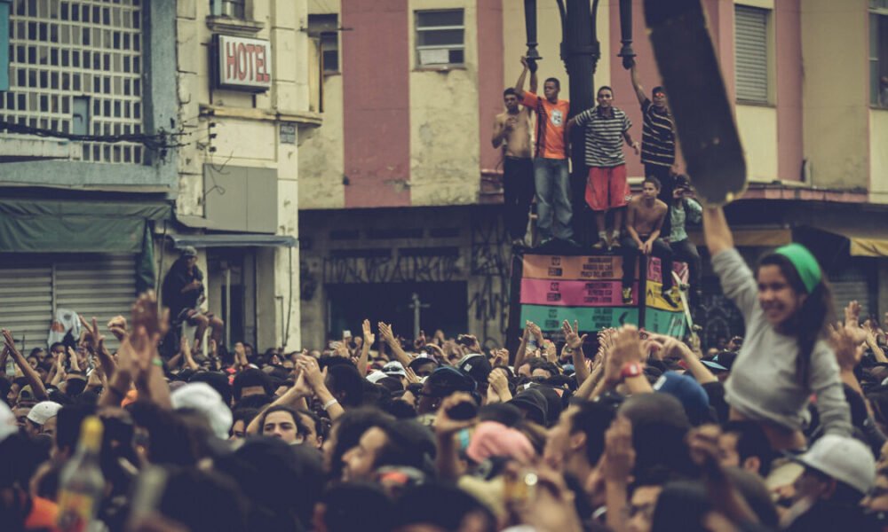 Público acompanha apresentação dos Racionais MCs em São Paulo em 2013