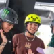 Raicca Ventura, de capacete amarelo, sorri ao lado de outras skatistas na área dos atletas do STU em Porto Alegre