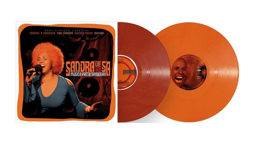 Sandra de Sá na capa de Música Preta Brasileira e vinis vermelho e laranja