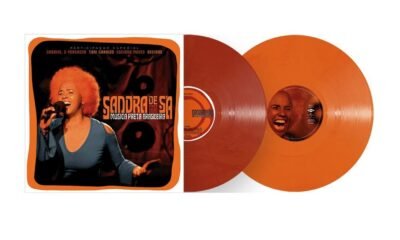 Sandra de Sá na capa de Música Preta Brasileira e vinis vermelho e laranja