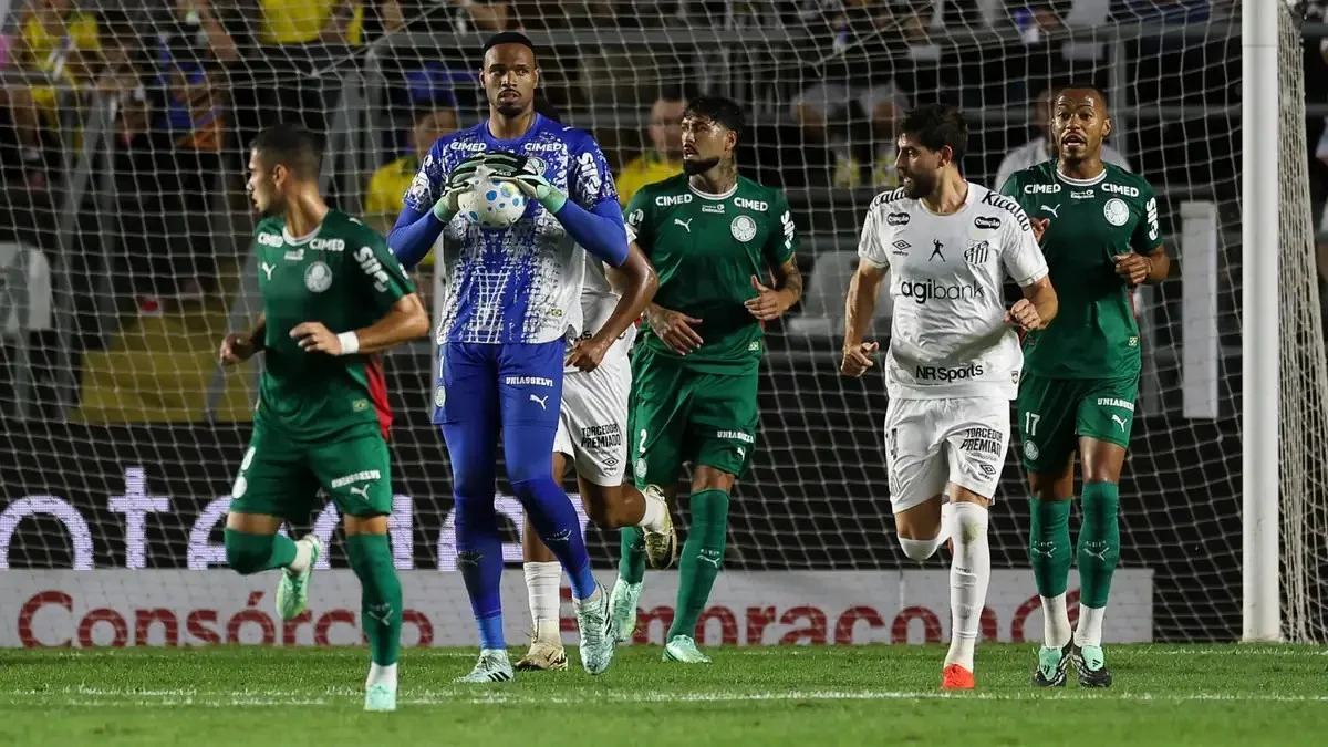 Goleiro Carlos Miguel, do Palmeiras, em ação no clássico Santos x Palmeiras na Vila Belmiro