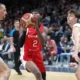 Shai Gilgeous-Alexander, com a camisa 2 do Canadá, conduz a bola entre dois jogadores da Alemanha em amistoso de 2023