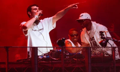Skepta, de boné branco, no palco ao lado de Fred again.. no Crystal Palace Bowl, em Londres, em 2025