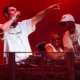 Skepta, de boné branco, no palco ao lado de Fred again.. no Crystal Palace Bowl, em Londres, em 2025