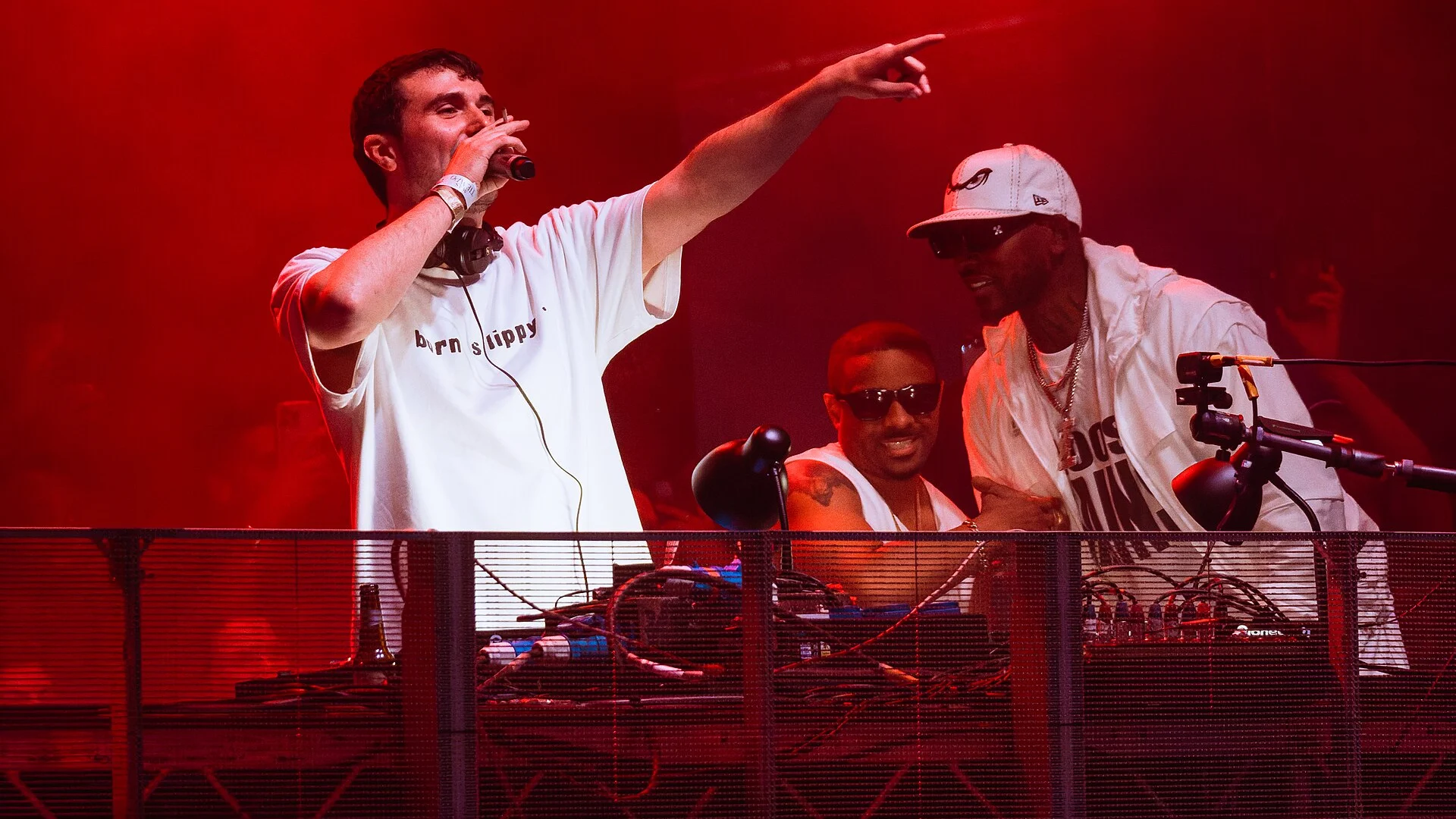 Skepta, de boné branco, no palco ao lado de Fred again.. no Crystal Palace Bowl, em Londres, em 2025