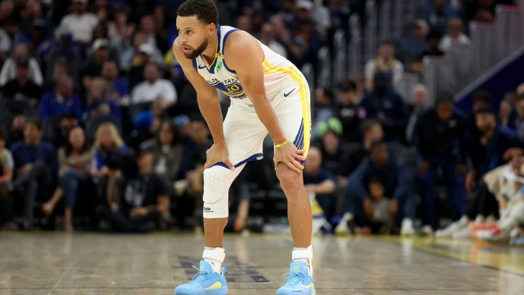 Stephen Curry com uniforme do Golden State Warriors em quadra na temporada 2026/27