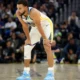 Stephen Curry com uniforme do Golden State Warriors em quadra na temporada 2026/27