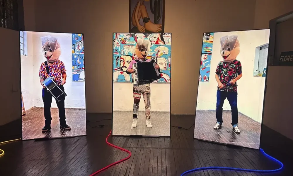 Exposição A Tela Que Habito: instalação de Tec com telas verticais e figuras mascaradas no ateliê na Barra Funda