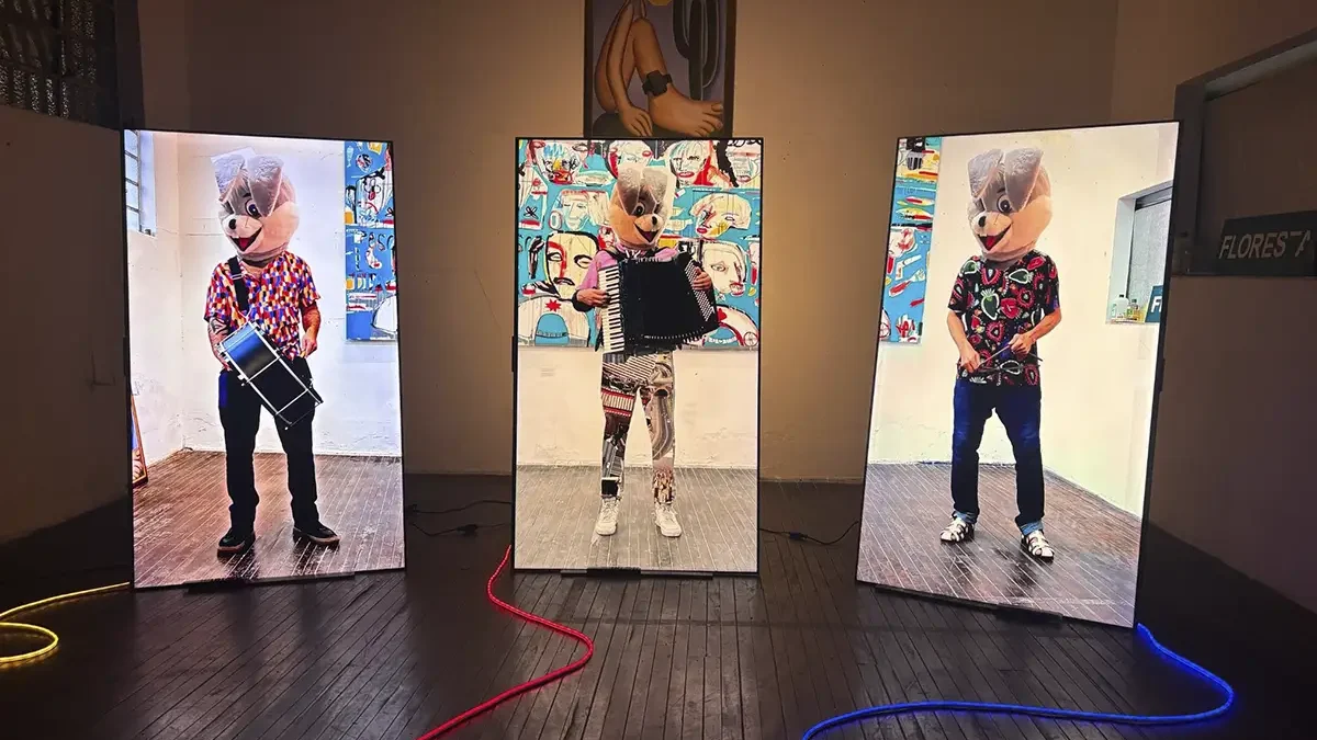 Exposição A Tela Que Habito: instalação de Tec com telas verticais e figuras mascaradas no ateliê na Barra Funda