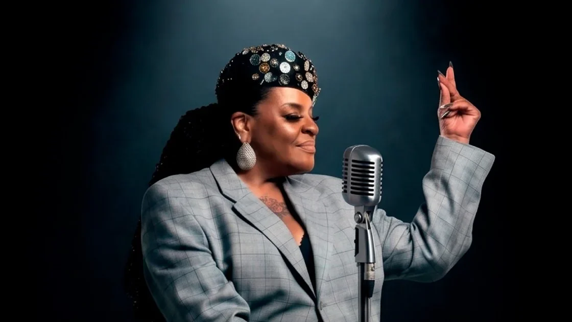 Cantora Thulla Melo em foto de divulgação do EP Resiliência 2026