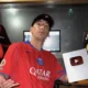 Tiankris sentado em cadeira gamer no estúdio da CMK Beats, segurando a placa de prata do YouTube