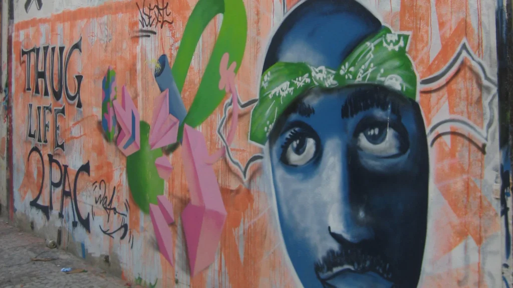 Grafite com o rosto de Tupac Shakur e a frase Thug Life 2Pac em muro do Rio de Janeiro