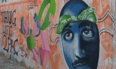 Grafite com o rosto de Tupac Shakur e a frase Thug Life 2Pac em muro do Rio de Janeiro