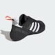 Detalhe lateral do adidas Samba Climbing preto, com as Três Listras e a sola técnica Five Ten